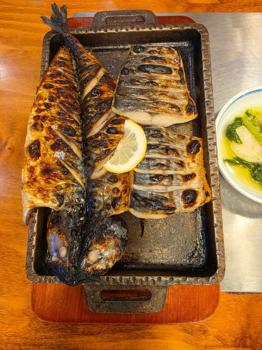 철판에 담긴 큼직한 화덕 생선구이