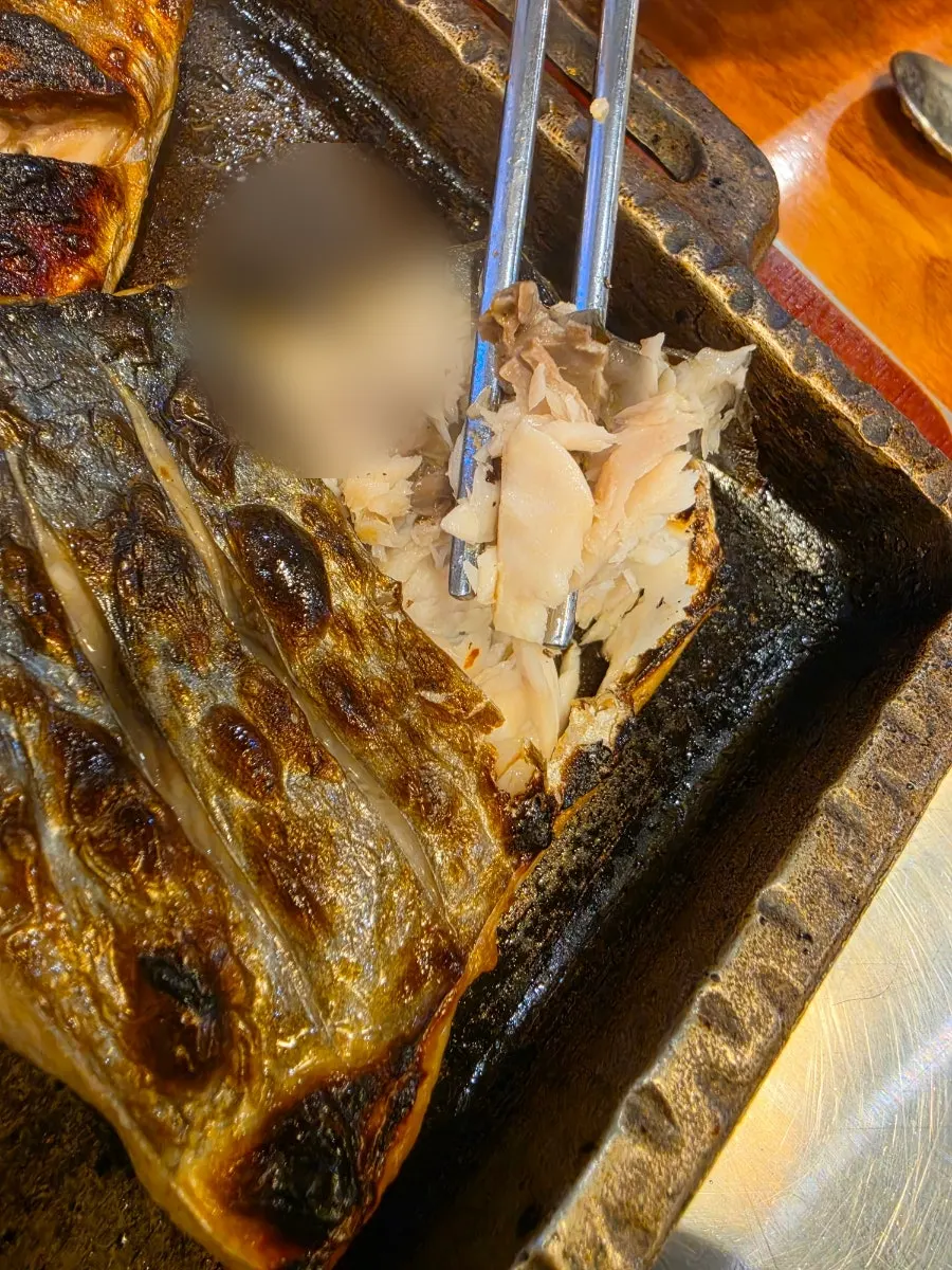노릇하게 구워진 생선구이 살 클로즈업