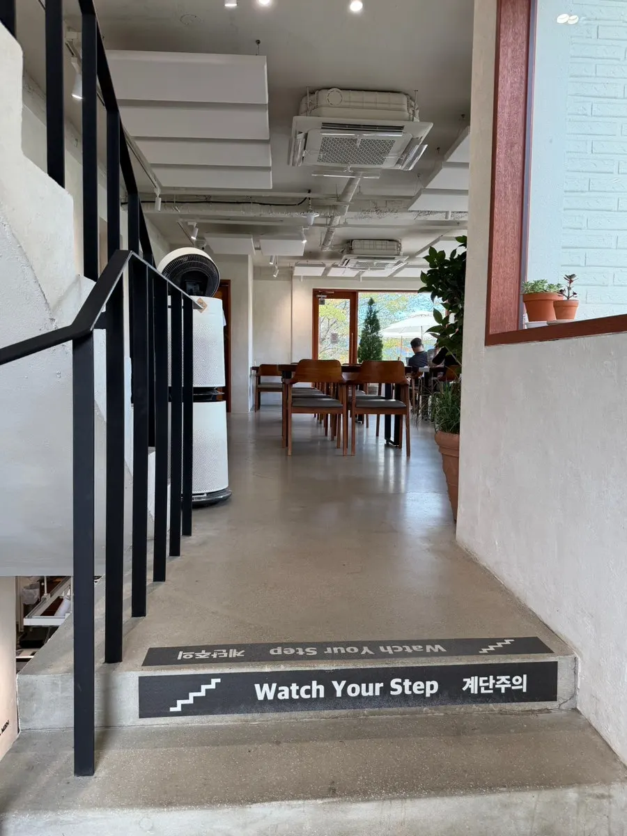 자연 경관과 넓은 카페 부지