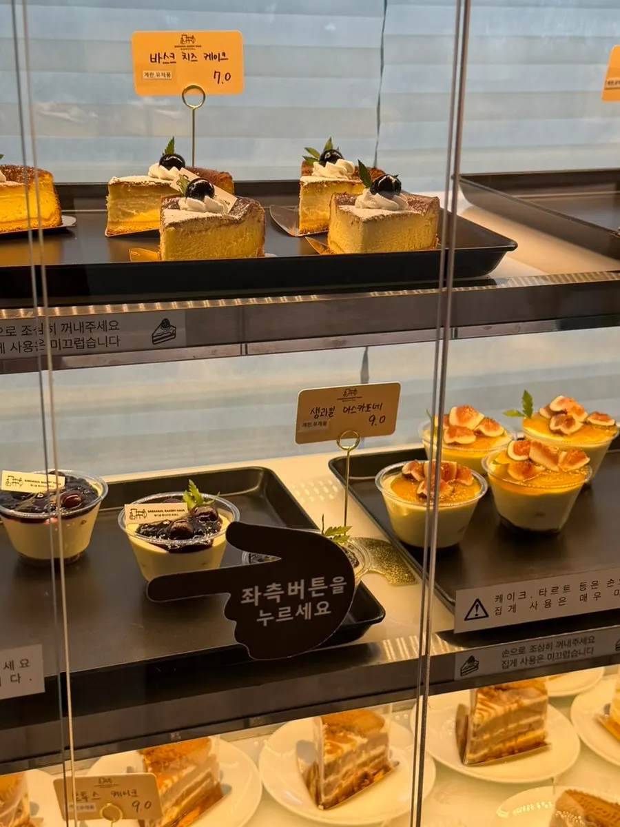카페 야외 공간과 주차 편의