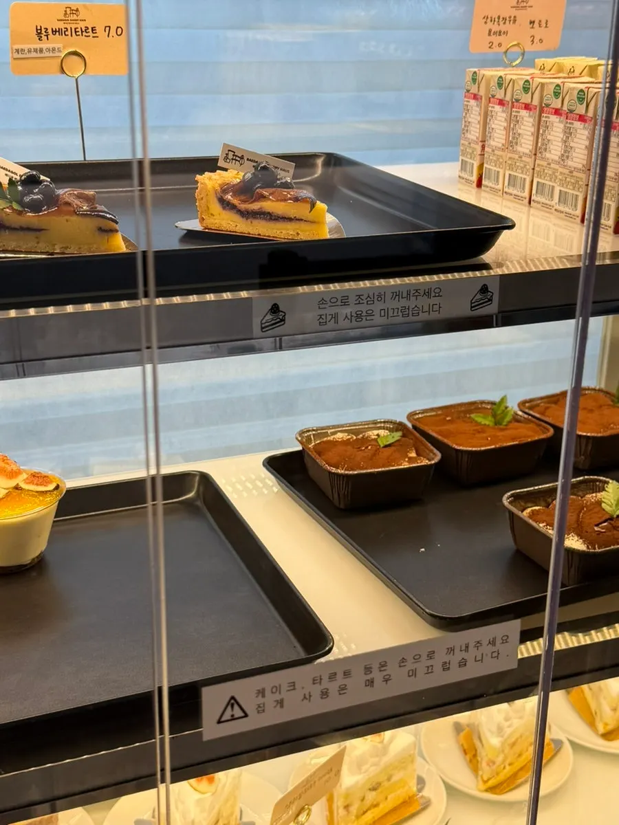 카페 야외 공간과 주차 편의