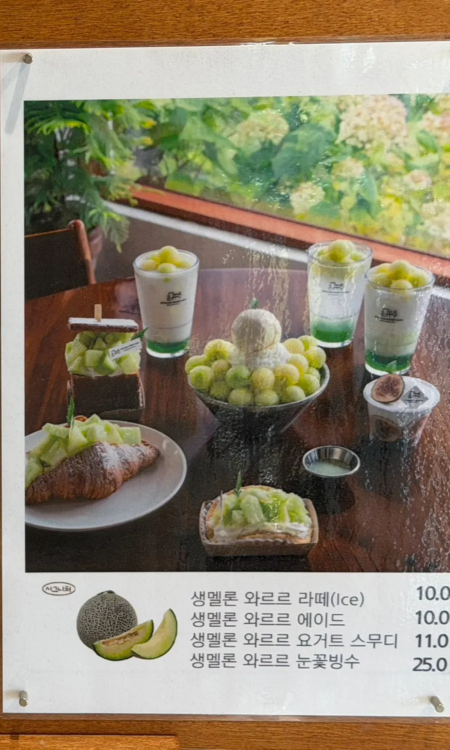 카페 야외 공간과 주차 편의
