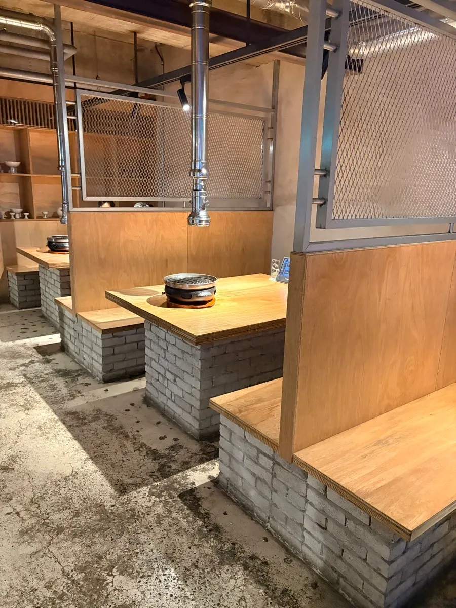 Table seating with wide spacing at Godansu