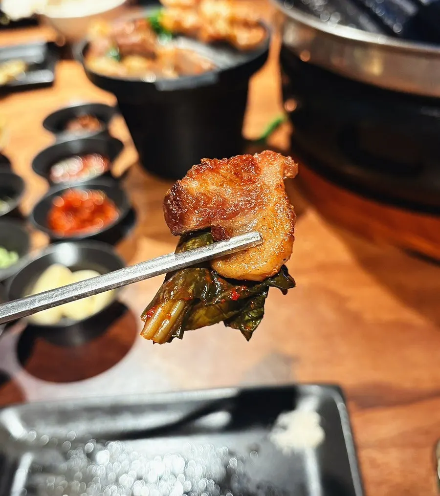 Sharp gat-kimchi paired with grilled meat