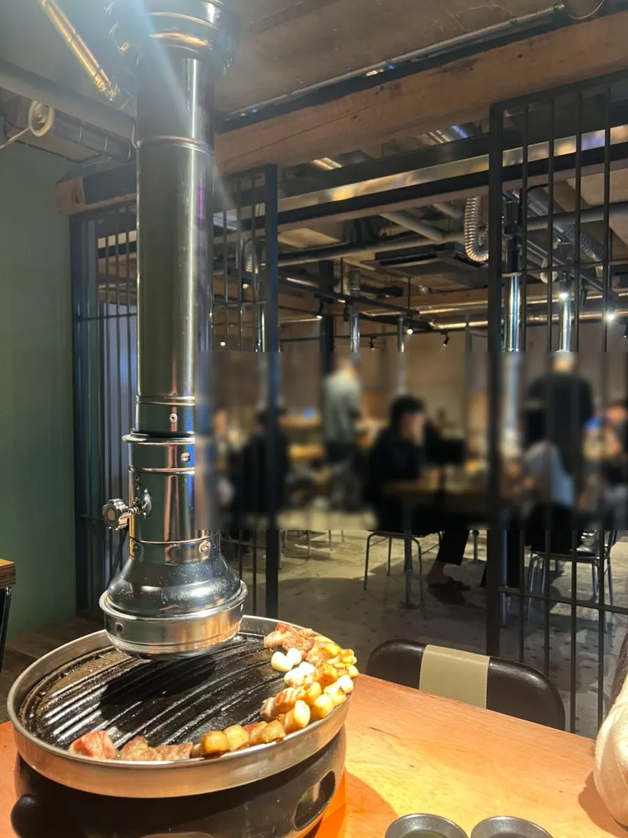 Spacious table layout inside Godansu Changwon Yongho Branch