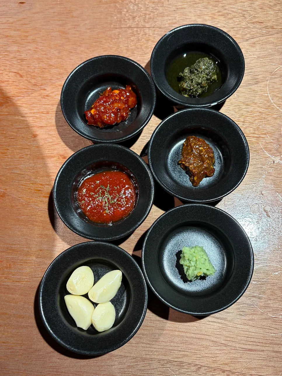 Sauces to pair with the meat, including basil sauce and salted hairtail intestine