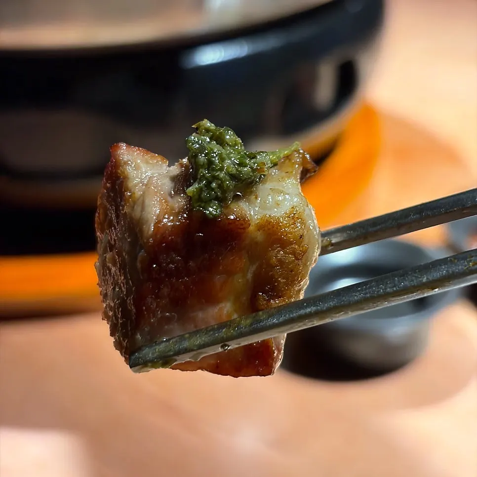 Grilled meat served with spinach pesto sauce