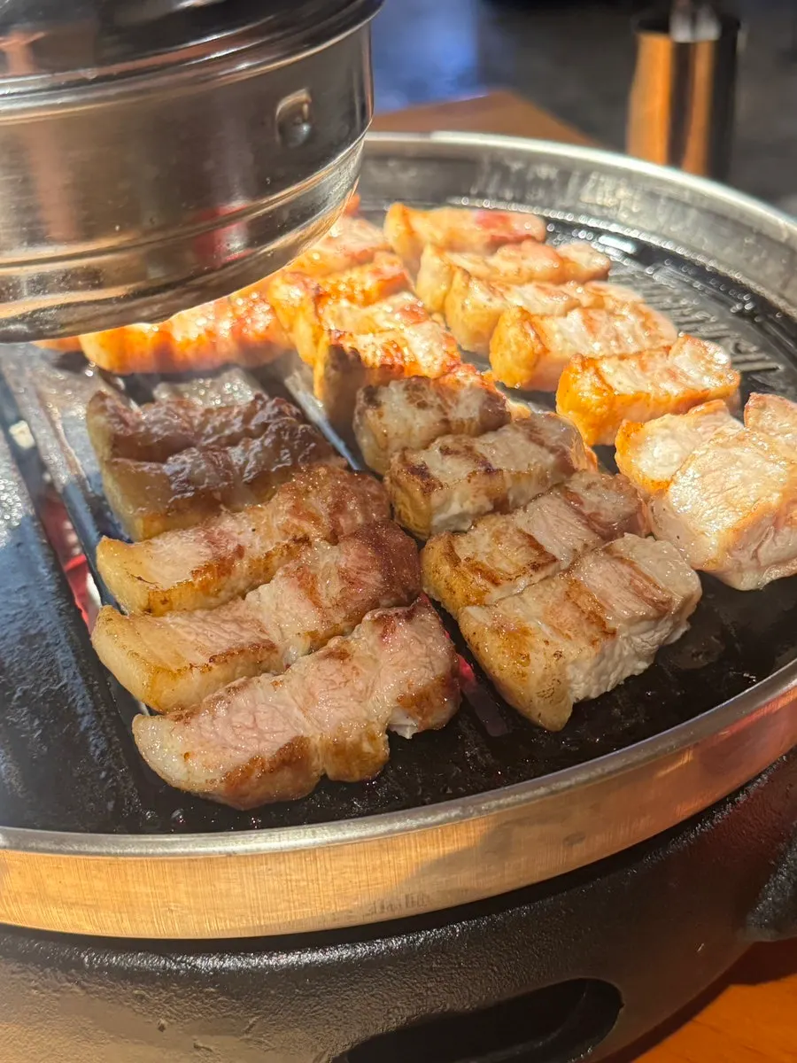 Charcoal-grilled pork belly with green onion