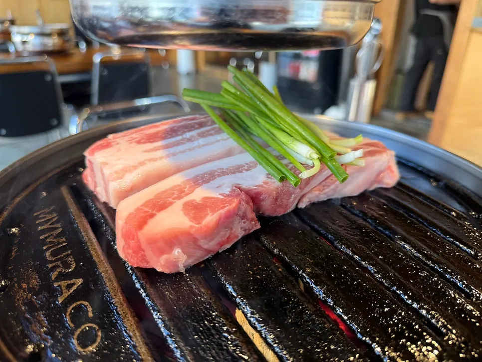 태블릿 주문 화면이 놓인 테이블