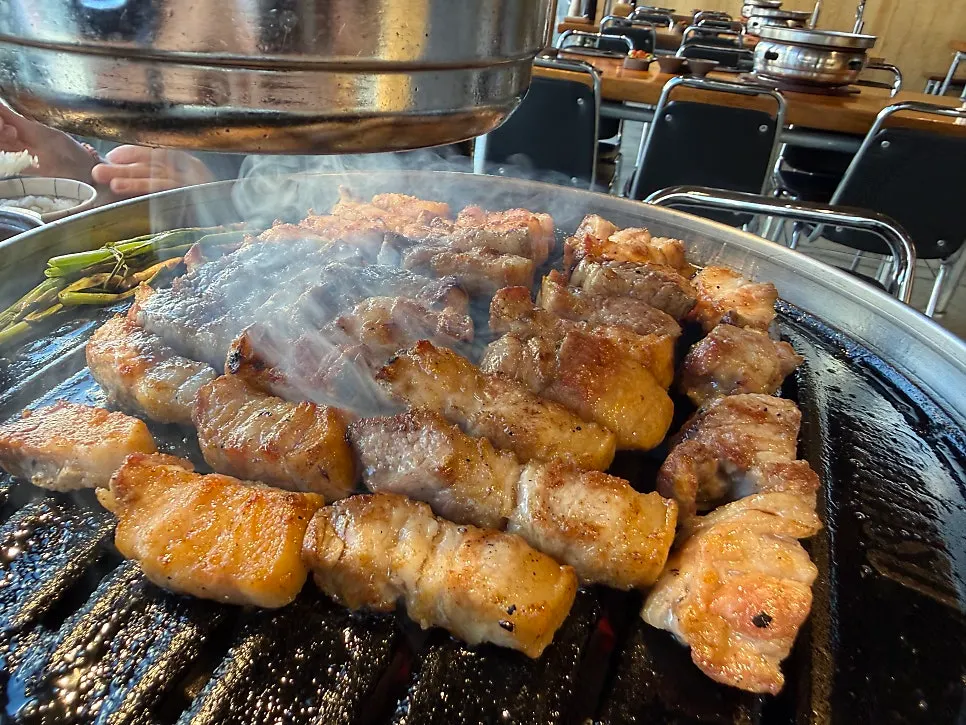 쪽파와 돼지비계가 함께 나온 생삼겹살 접시