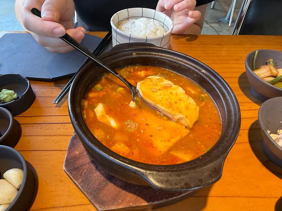 숟가락으로 뜬 푸딩 같은 계란찜