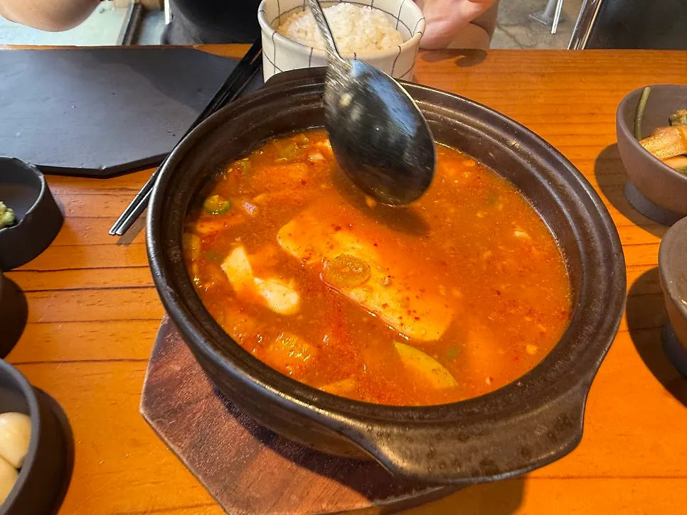 백김치와 상추겉절이 등 기본 찬