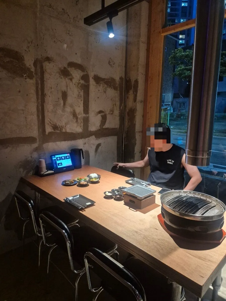 목재 톤의 고단수 내부 인테리어