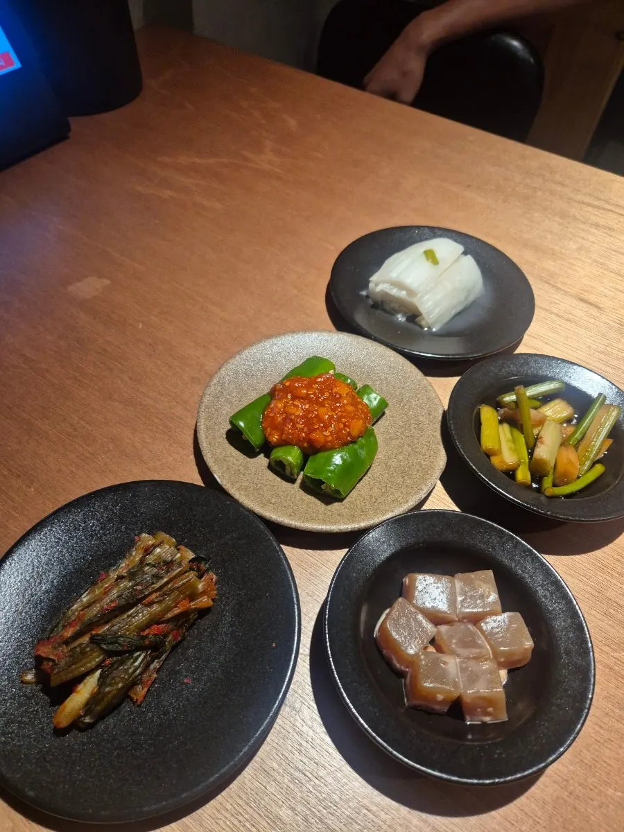 고단수 매장 내부 테이블 배치