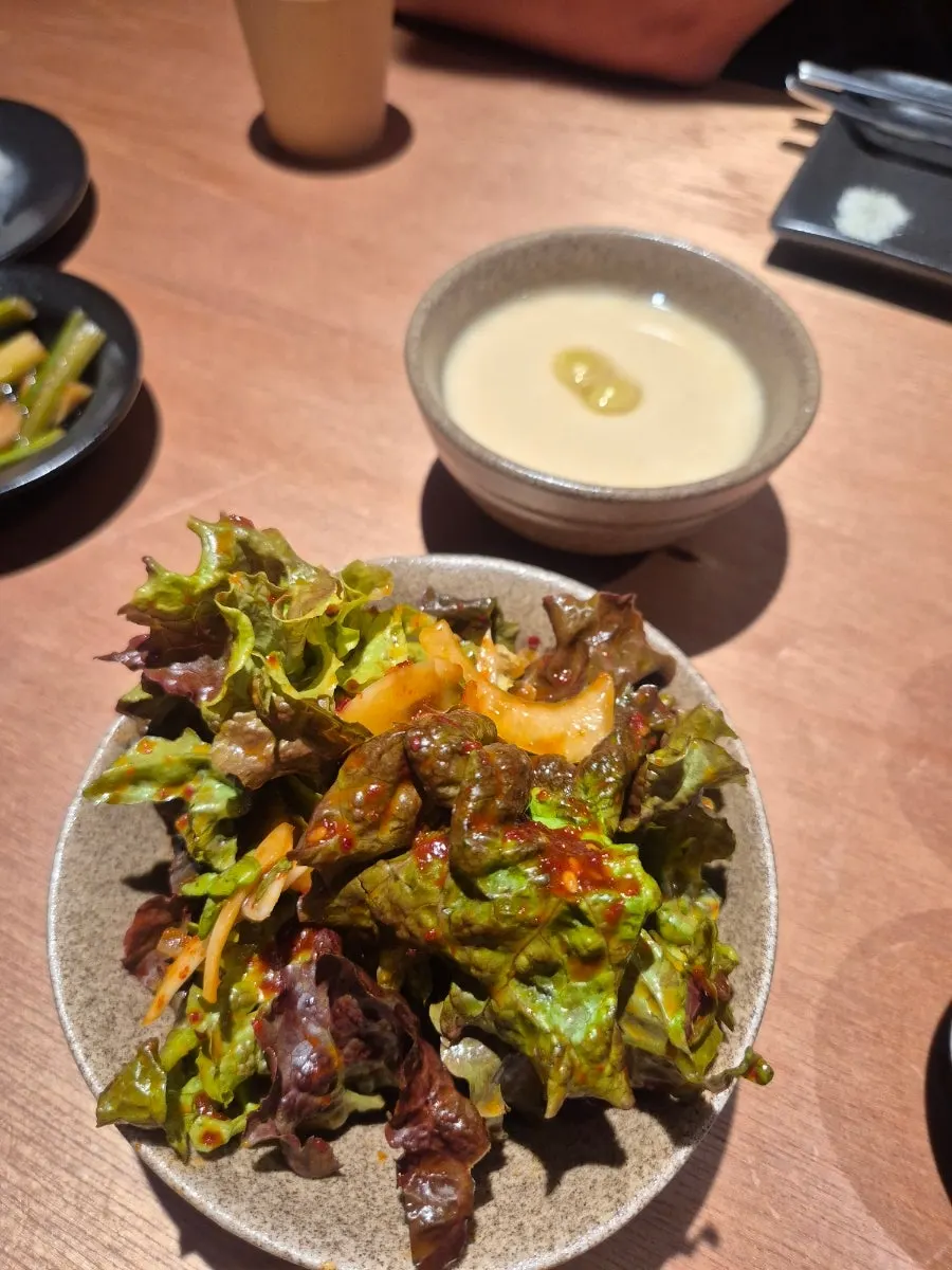 기본 반찬과 소스가 차려진 고단수 차림상