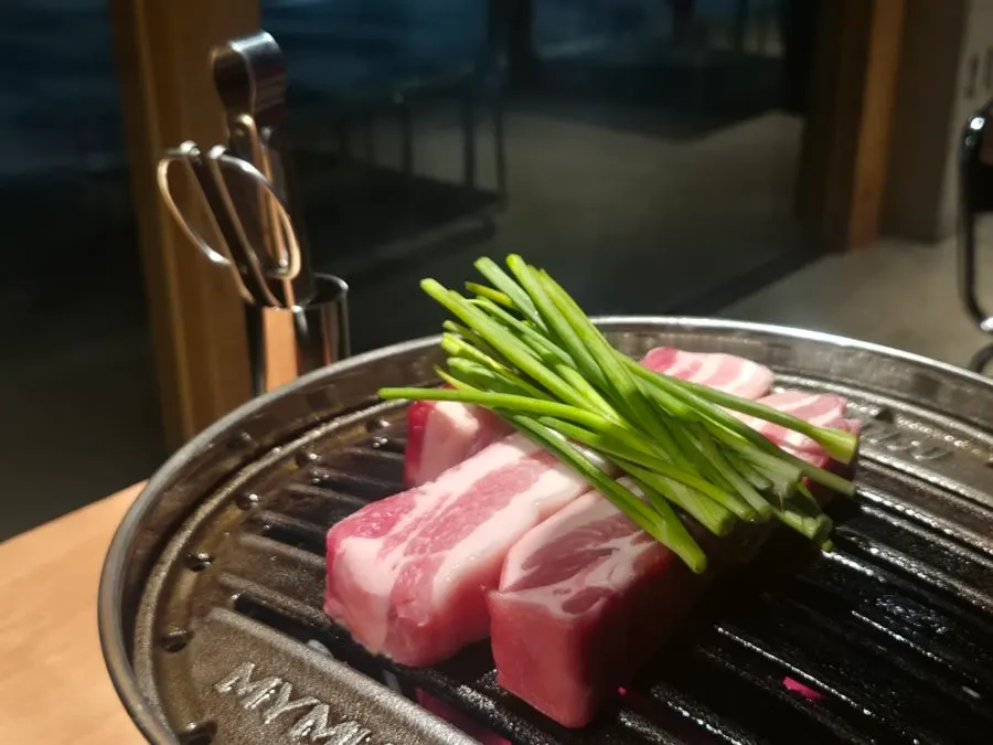 고단수 숙성 삼겹살 3인분 생고기 접시