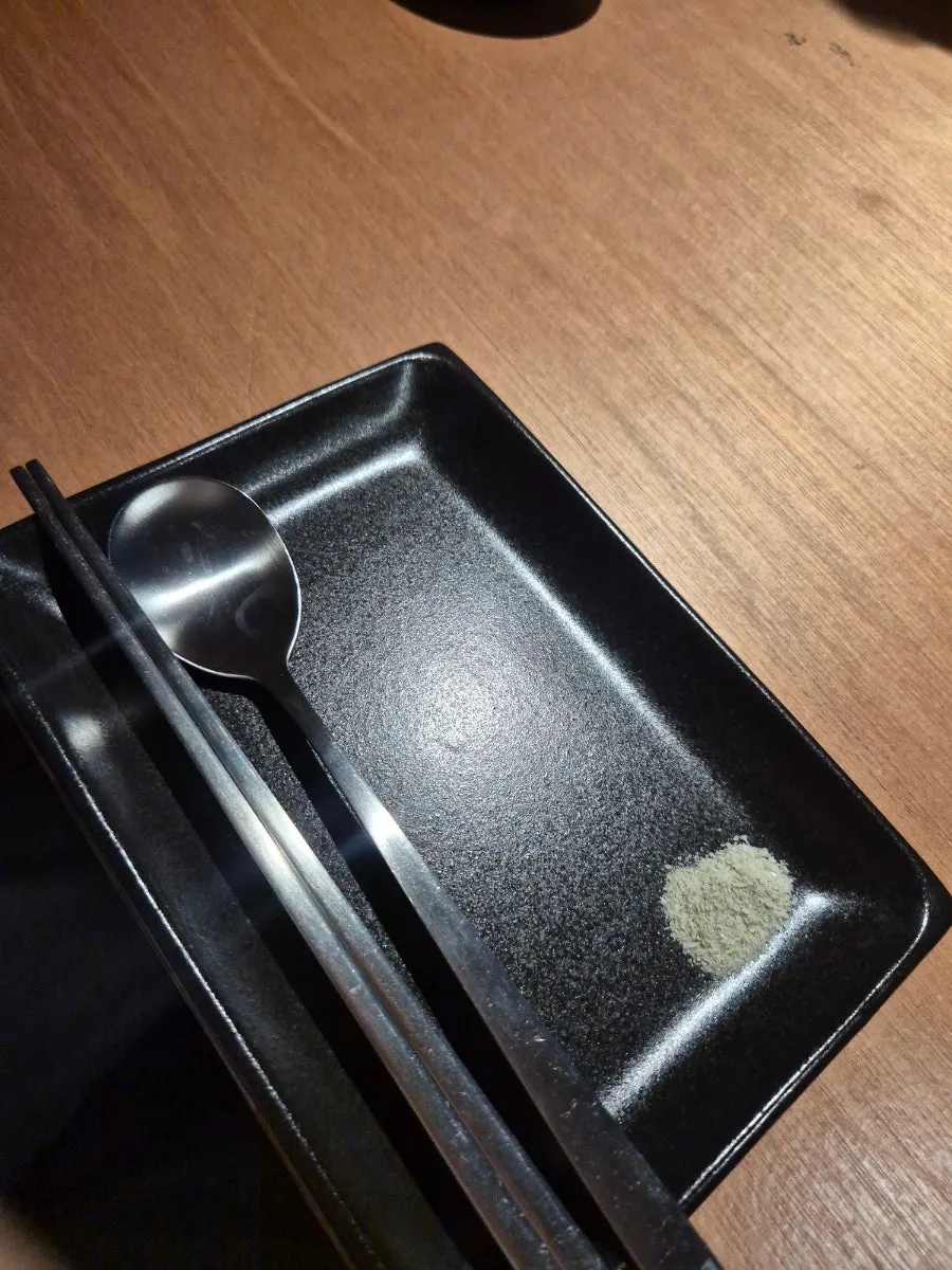 미니 화로 판에 올려진 구운 삼겹살