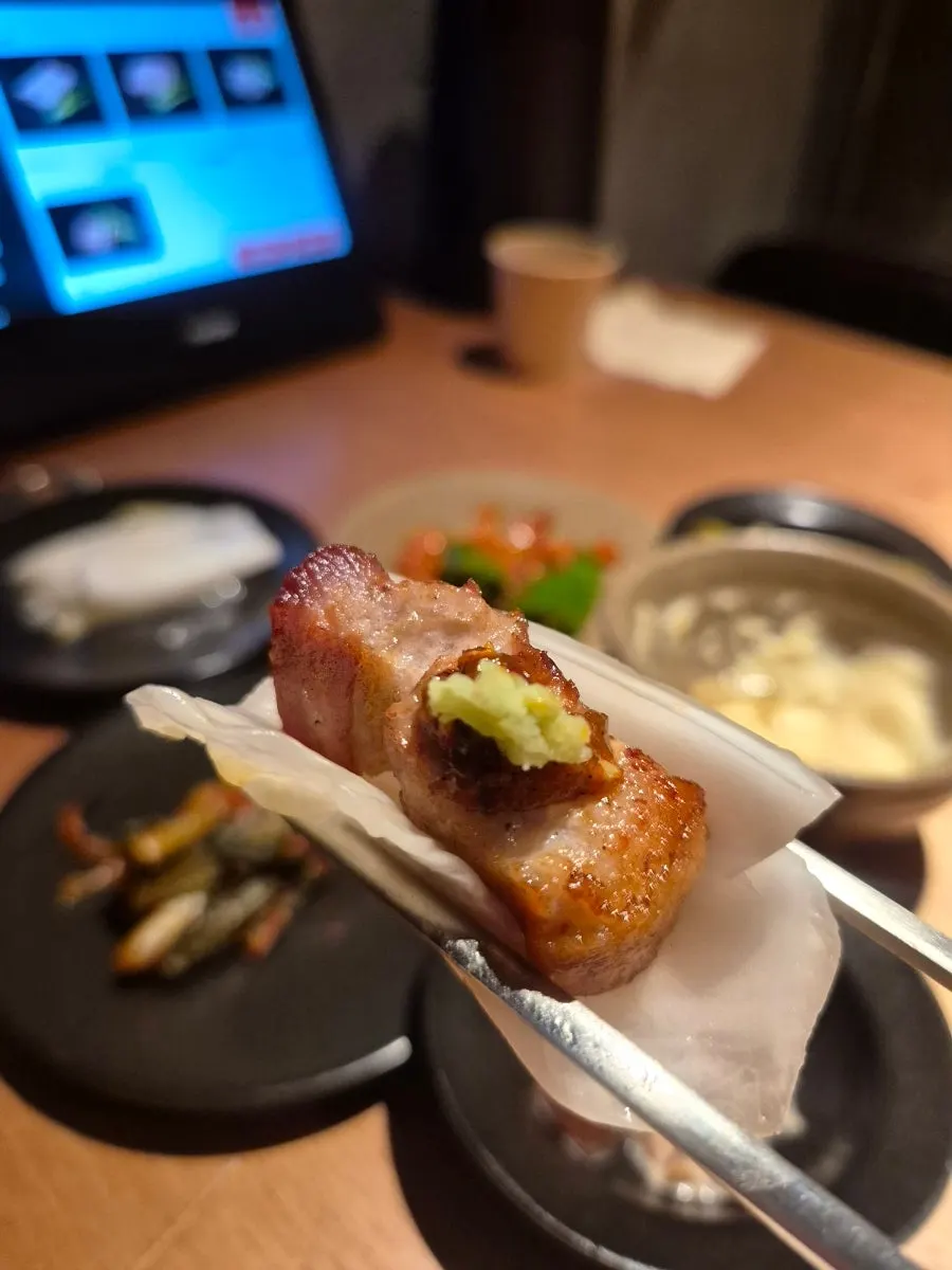 수제 소스를 얹은 삼겹살 한 점