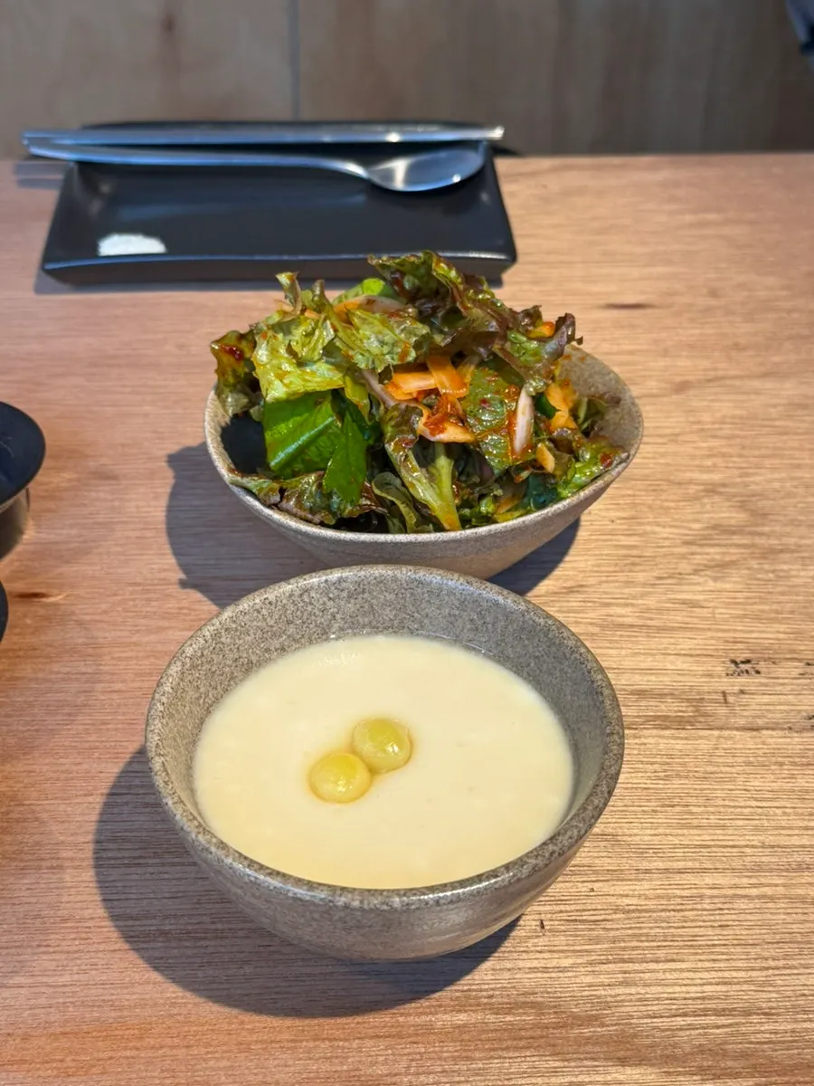 고단수 반찬 접시 클로즈업