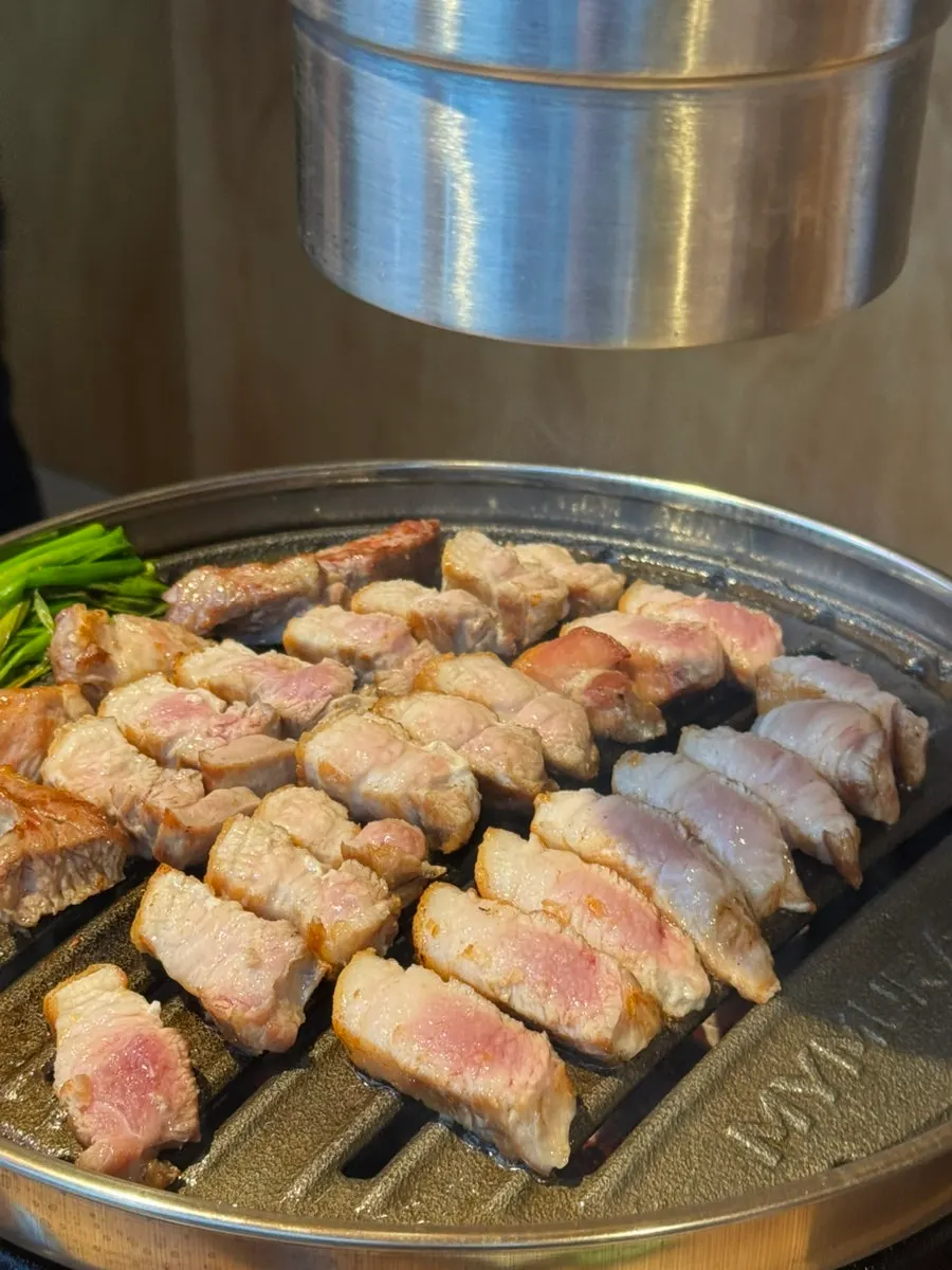 노릇하게 구워지는 삼겹살