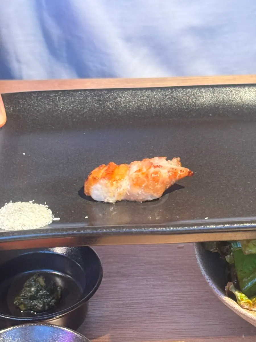 소금에 찍어 먹는 삼겹살 한 점
