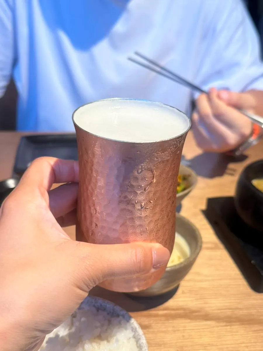 스테인리스 잔에 따른 맥주