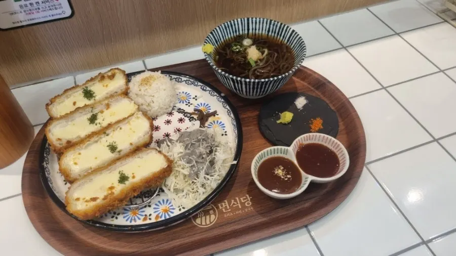 바삭한 치즈카츠 가로 컷 사진