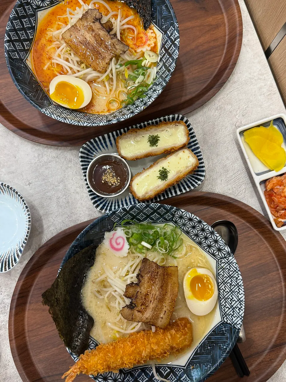 주문한 라멘과 치즈카츠