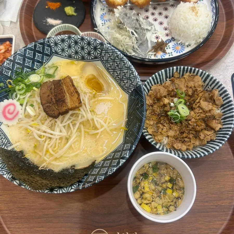 차려진 돈코츠라멘과 모짜치즈카츠 세트 상차림