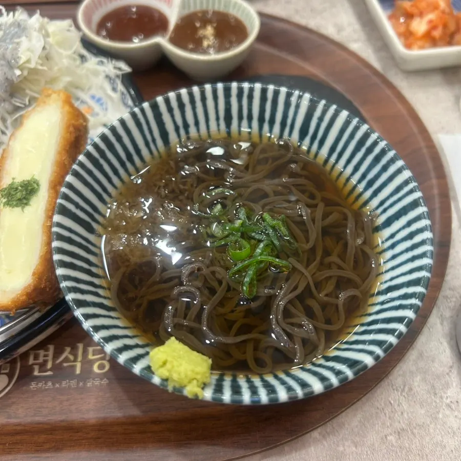 모짜치즈카츠에 와사비 올린 한 조각