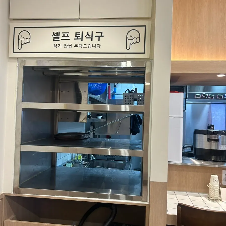 세트 메뉴를 함께 먹는 테이블