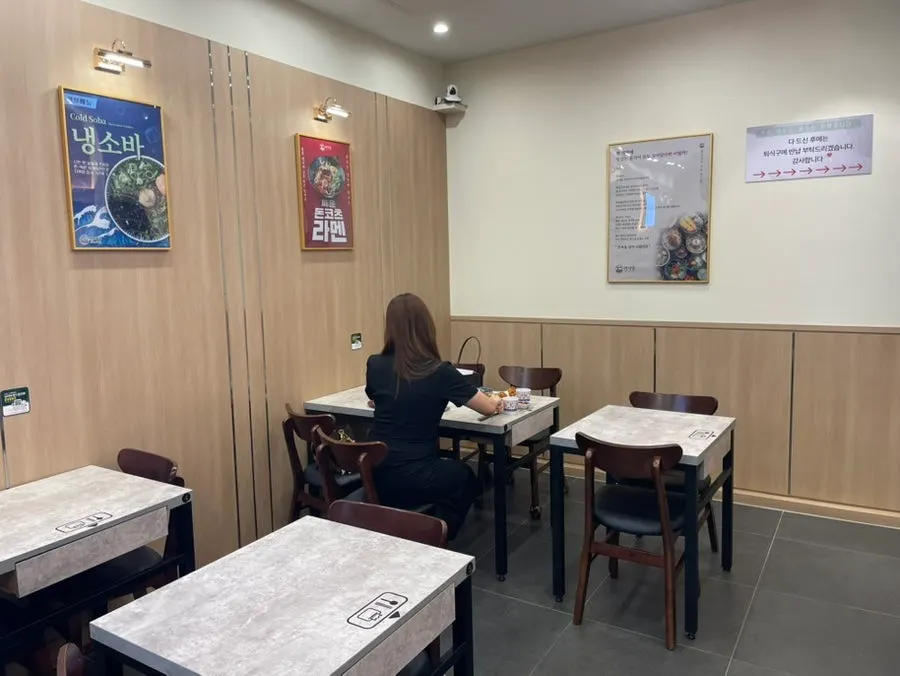 넓고 깨끗한 매장 내부