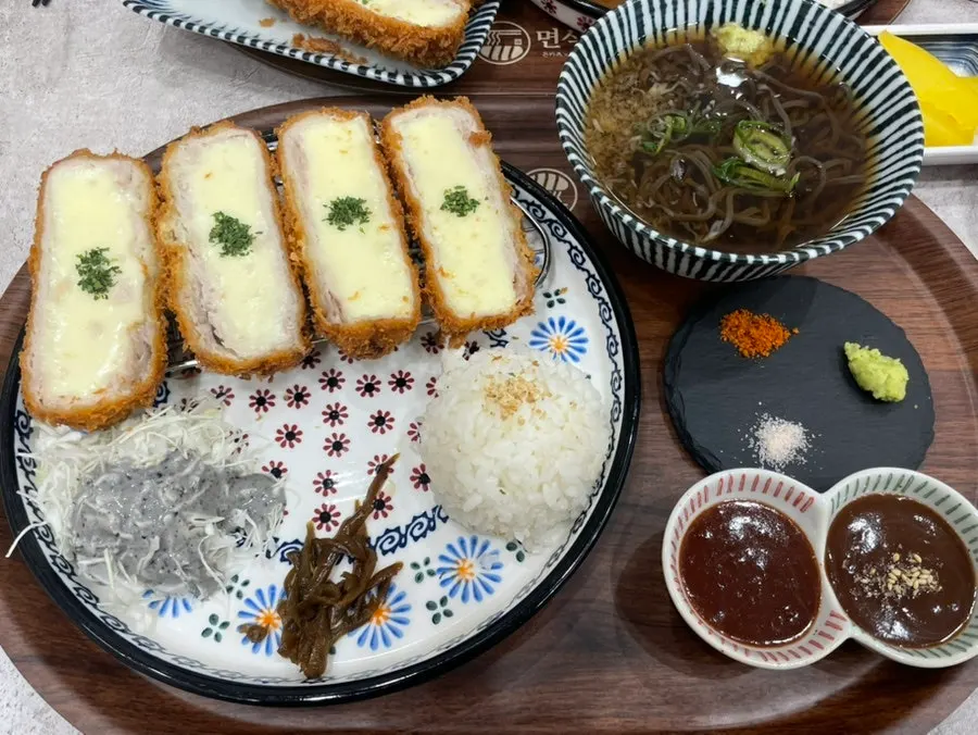 모짜치즈카츠와 미니냉소바 세트