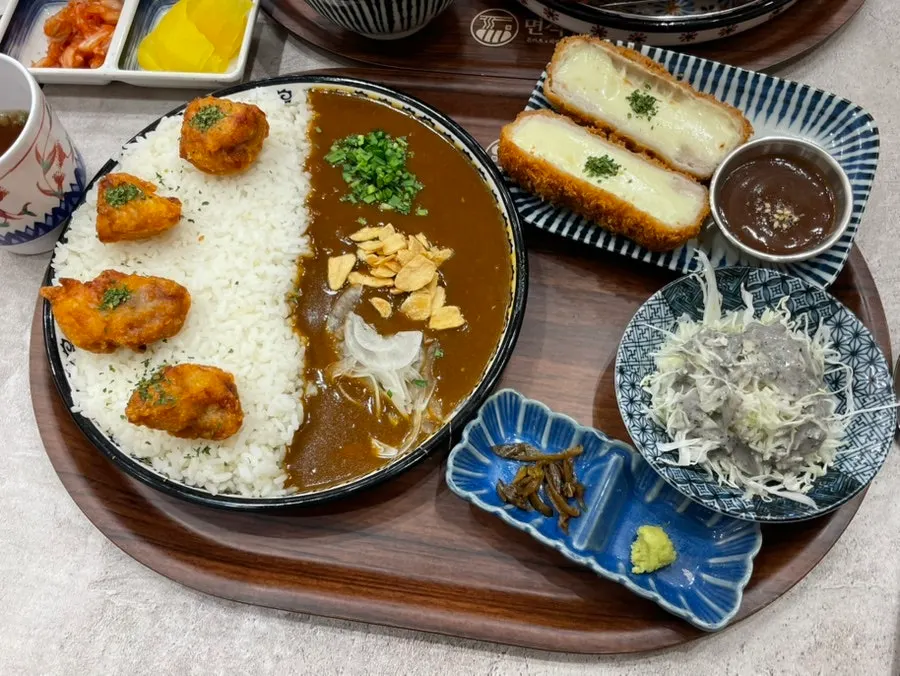 가라아게덮밥과 모짜치즈카츠 세트