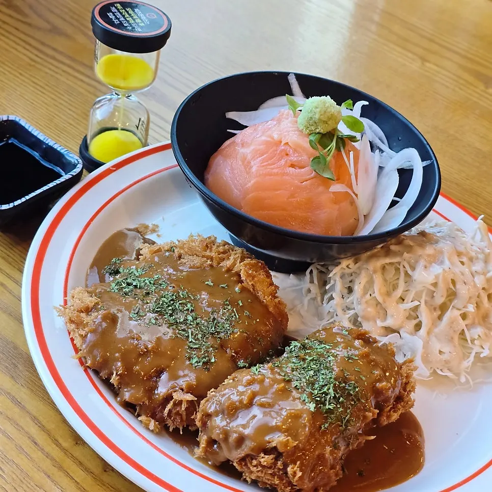 Cheese tonkatsu served with an hourglass timer