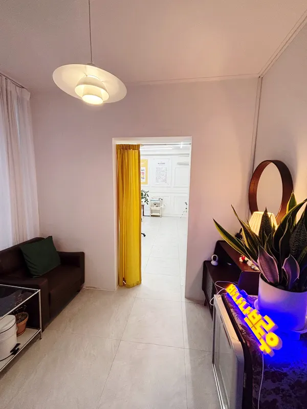 Neatly organized Banana Brow salon space