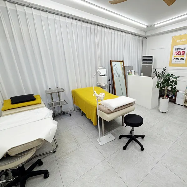 Comfortable atmosphere in the Banana Brow treatment space