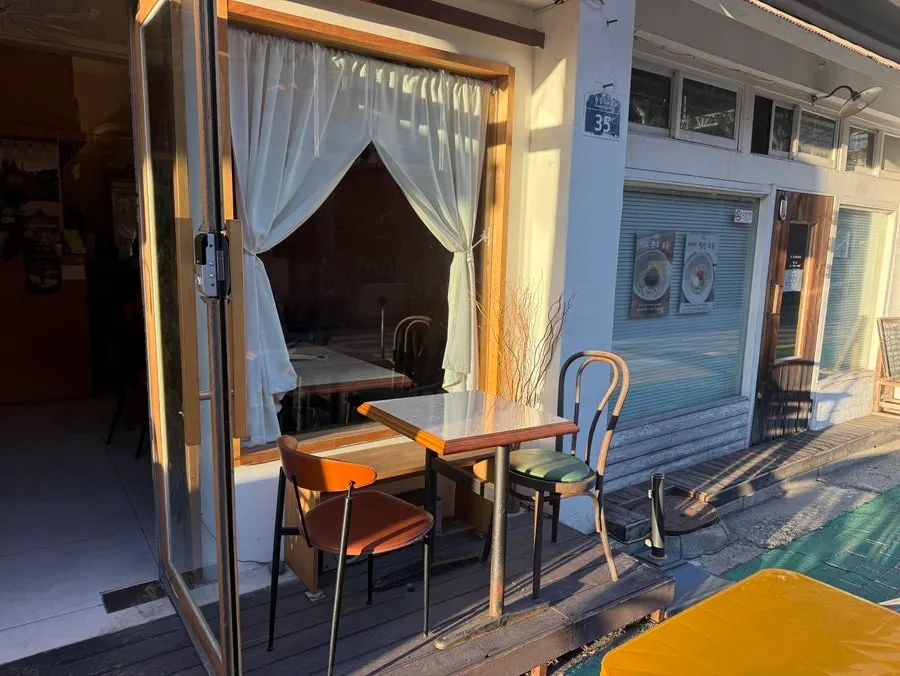 A table scene where food and space come together at Gopeugopeu