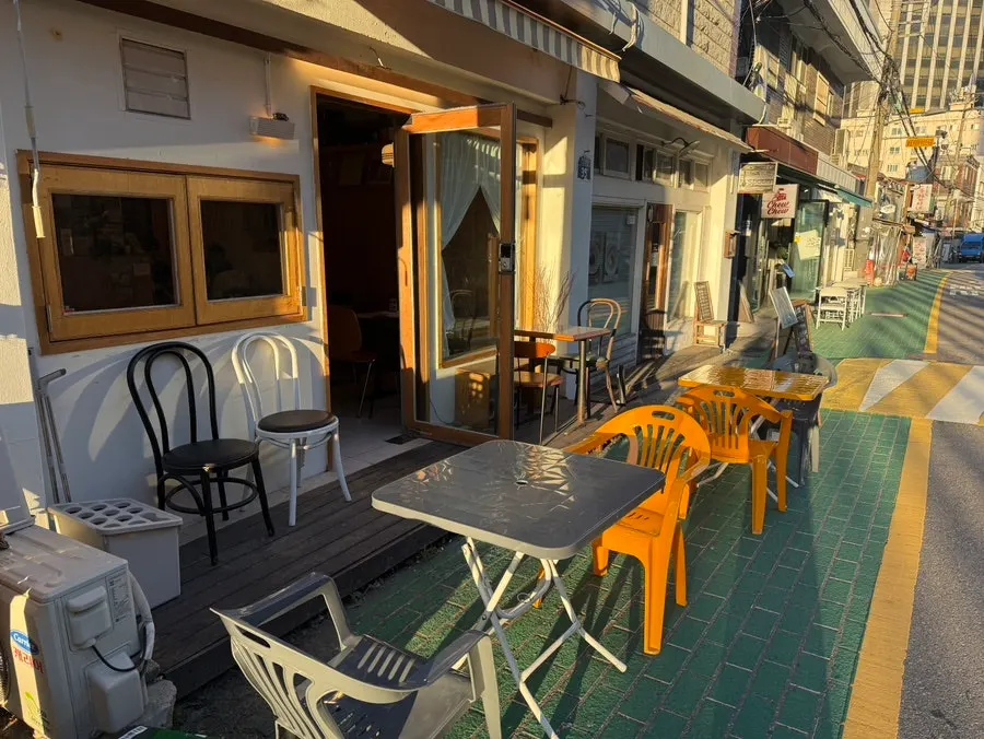 The European-style atmosphere inside Gopeugopeu