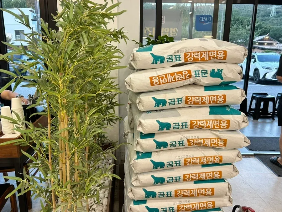 Entrance with Gompyo flour on display