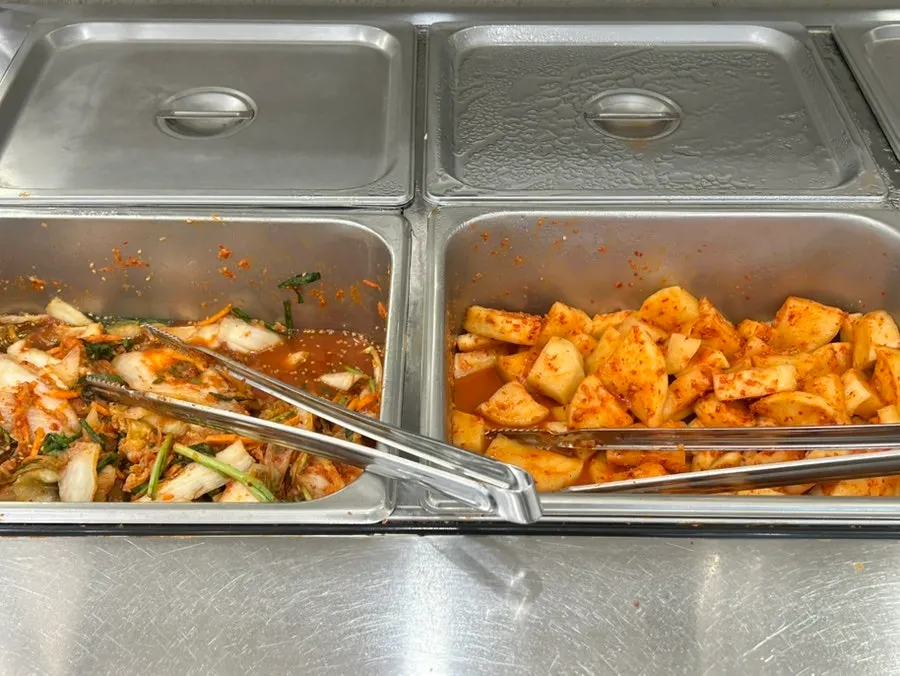 Self-service kimchi and kkakdugi