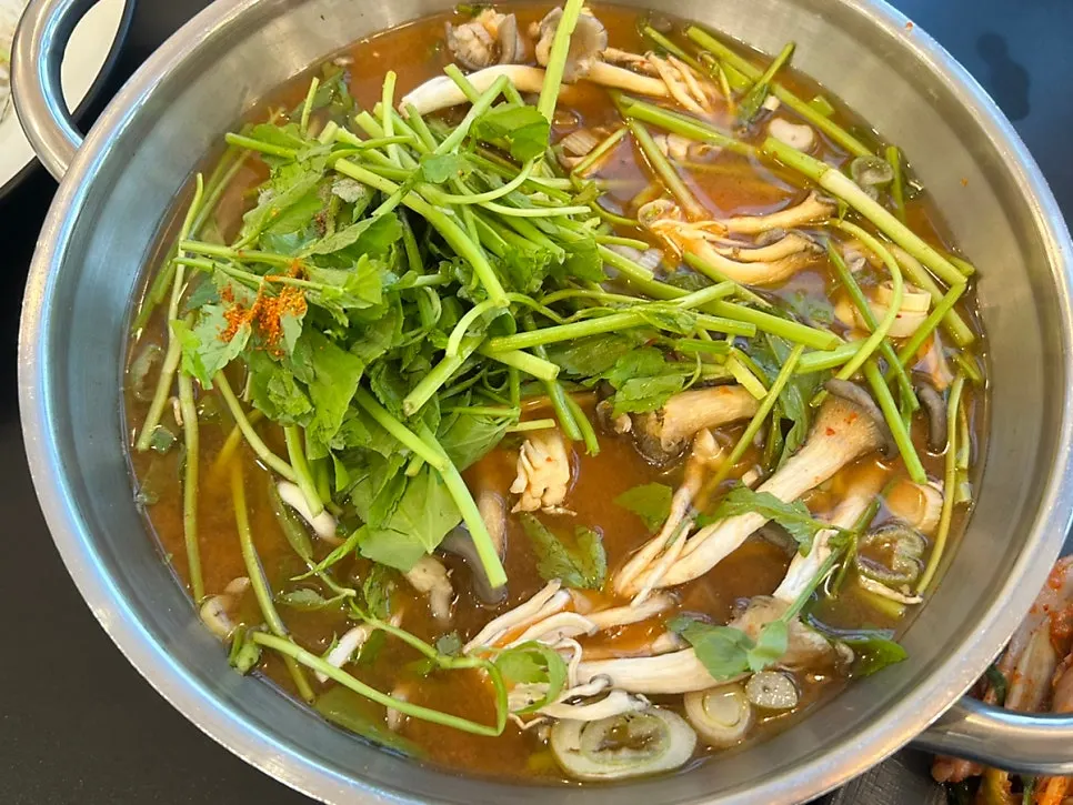 Shabu-kalguksu with mushrooms and minari