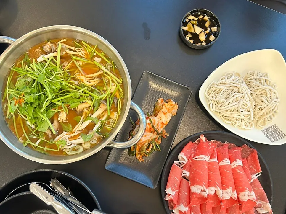Shabu-kalguksu with a choice of kalguksu noodles