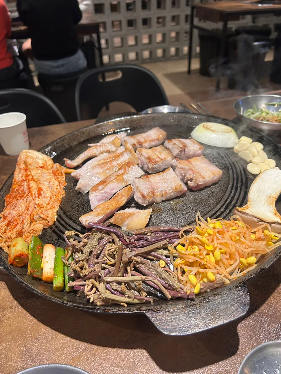 굽기 전 두툼한 오겹살과 항정살 고기 접시