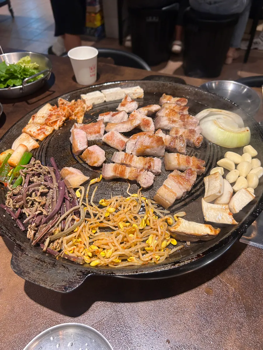 도라지 콩나물 마늘 양파 버섯이 올라간 솥뚜껑