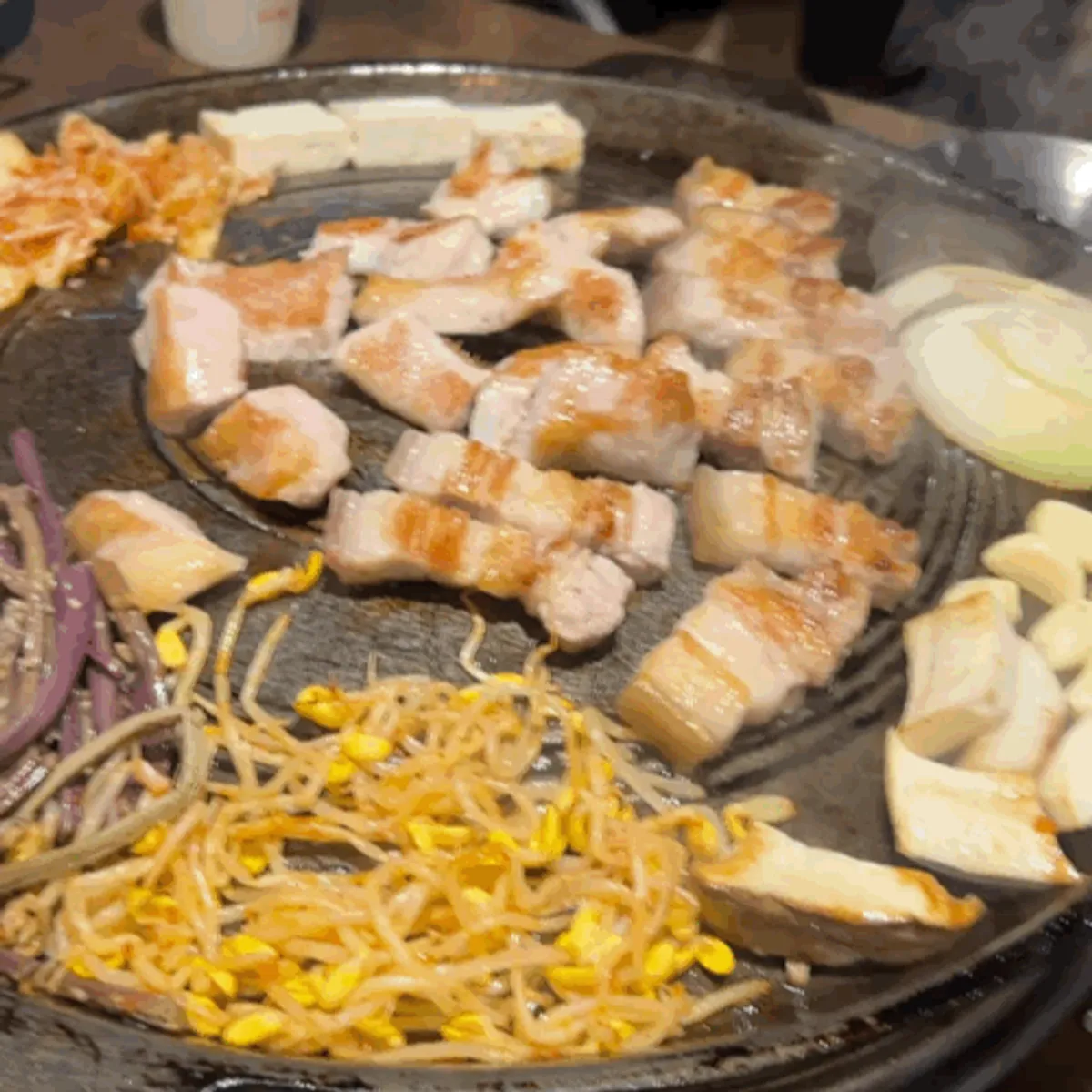 솥뚜껑에서 노릇하게 구워지는 오겹살과 두부