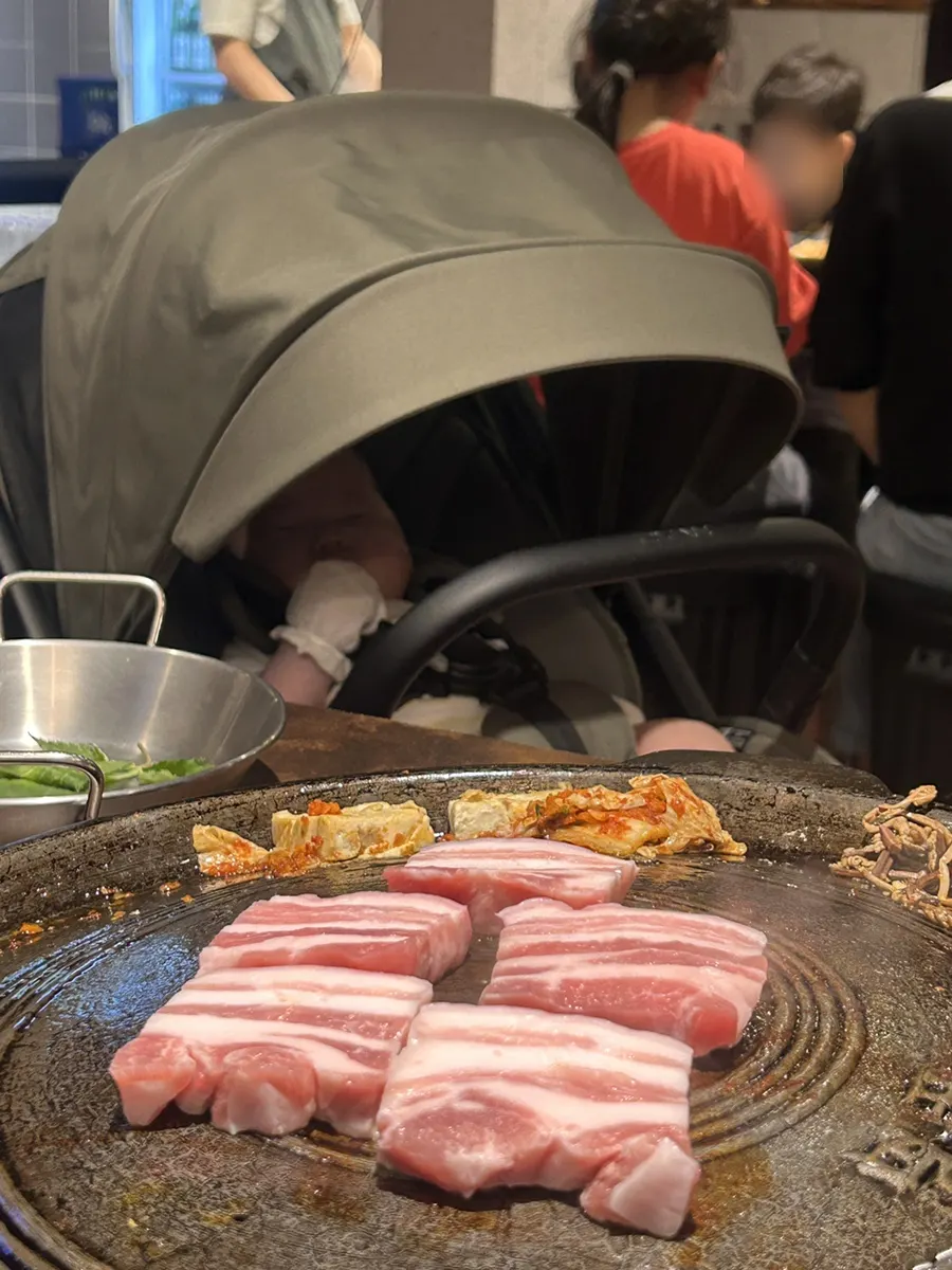솥뚜껑에 구운 국내산 김치와 오겹살