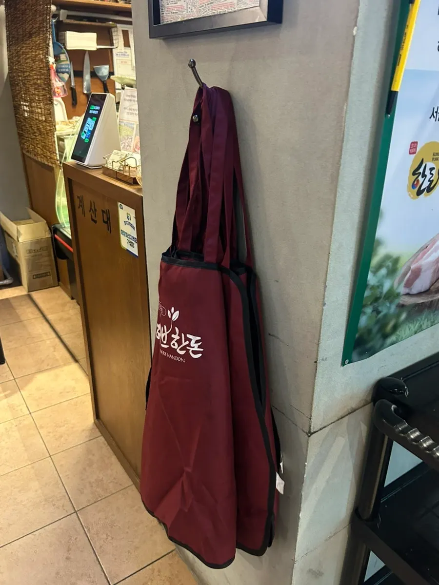 셀프로 가져가는 앞치마 보관대