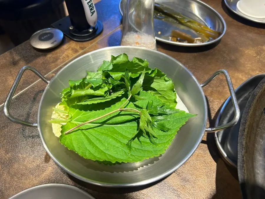 예약석에 미리 세팅된 기본 반찬 한상