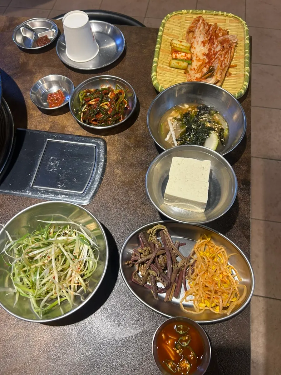 콩나물무침과 묵사발 등 기본 반찬